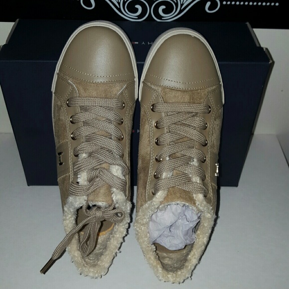 *SOLD* NEW TOMMY HILFIGER IRINA SNEAKERS - Picture 2 of 8