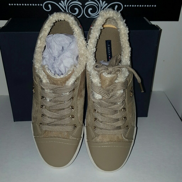 *SOLD* NEW TOMMY HILFIGER IRINA SNEAKERS - Picture 3 of 8