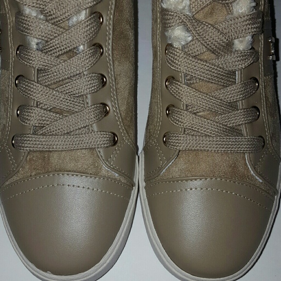 *SOLD* NEW TOMMY HILFIGER IRINA SNEAKERS - Picture 5 of 8