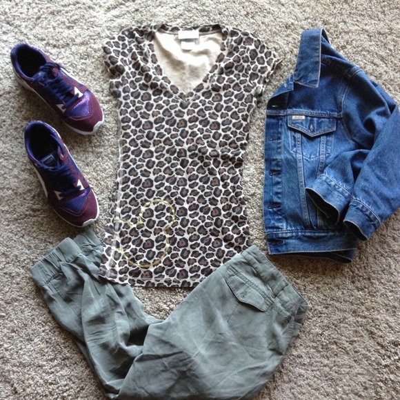 DISNEY Leopard Tee V-Neck & Fabulous! S - Picture 1 of 8
