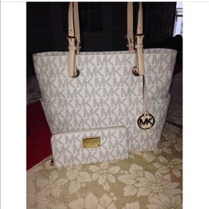 Michael Kors logo Tote (Wallet Not Included)‼️‼️‼️