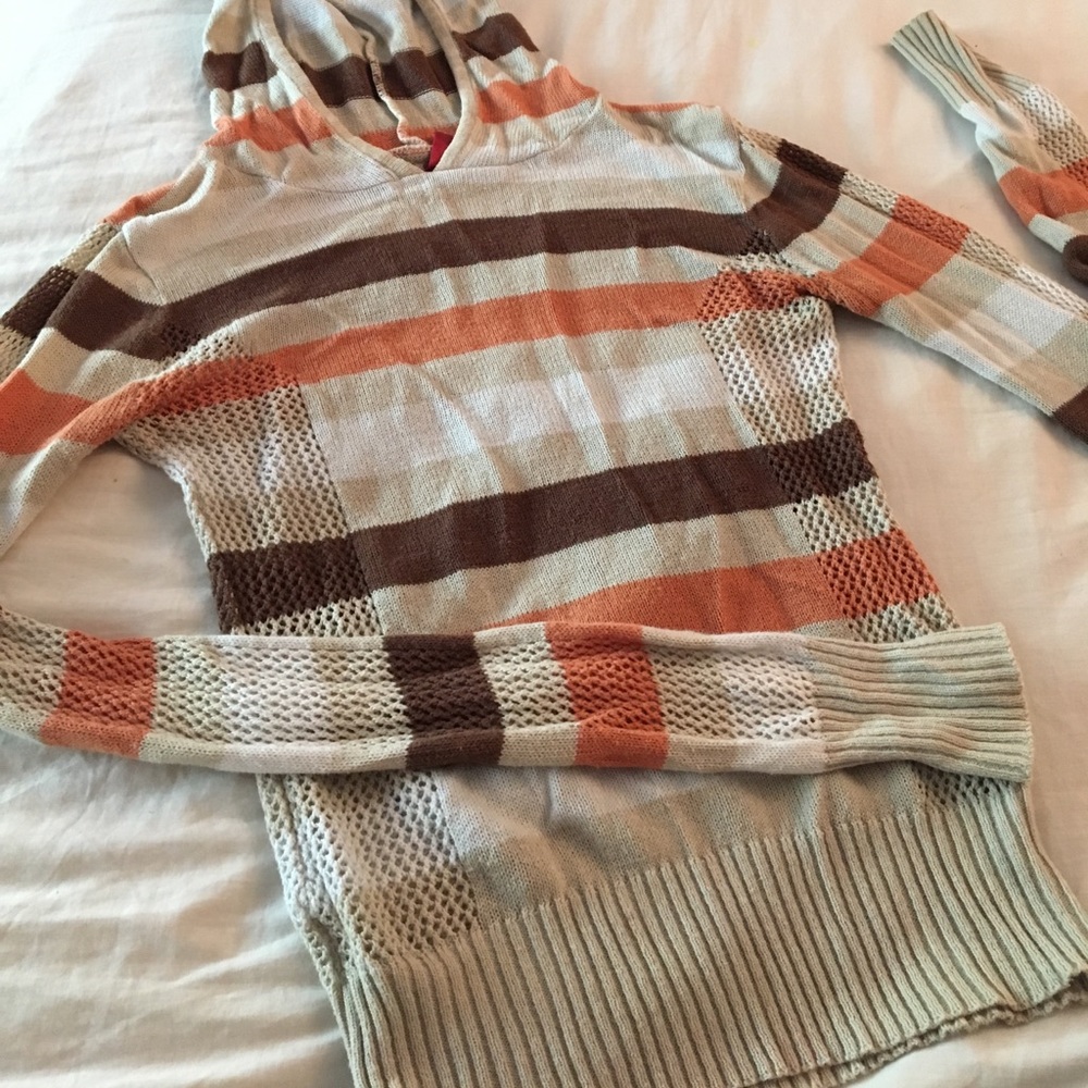 Billabong pullover sweater shirt with hoodie.