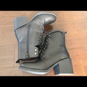 Nicely pre-owned Report signature Booties