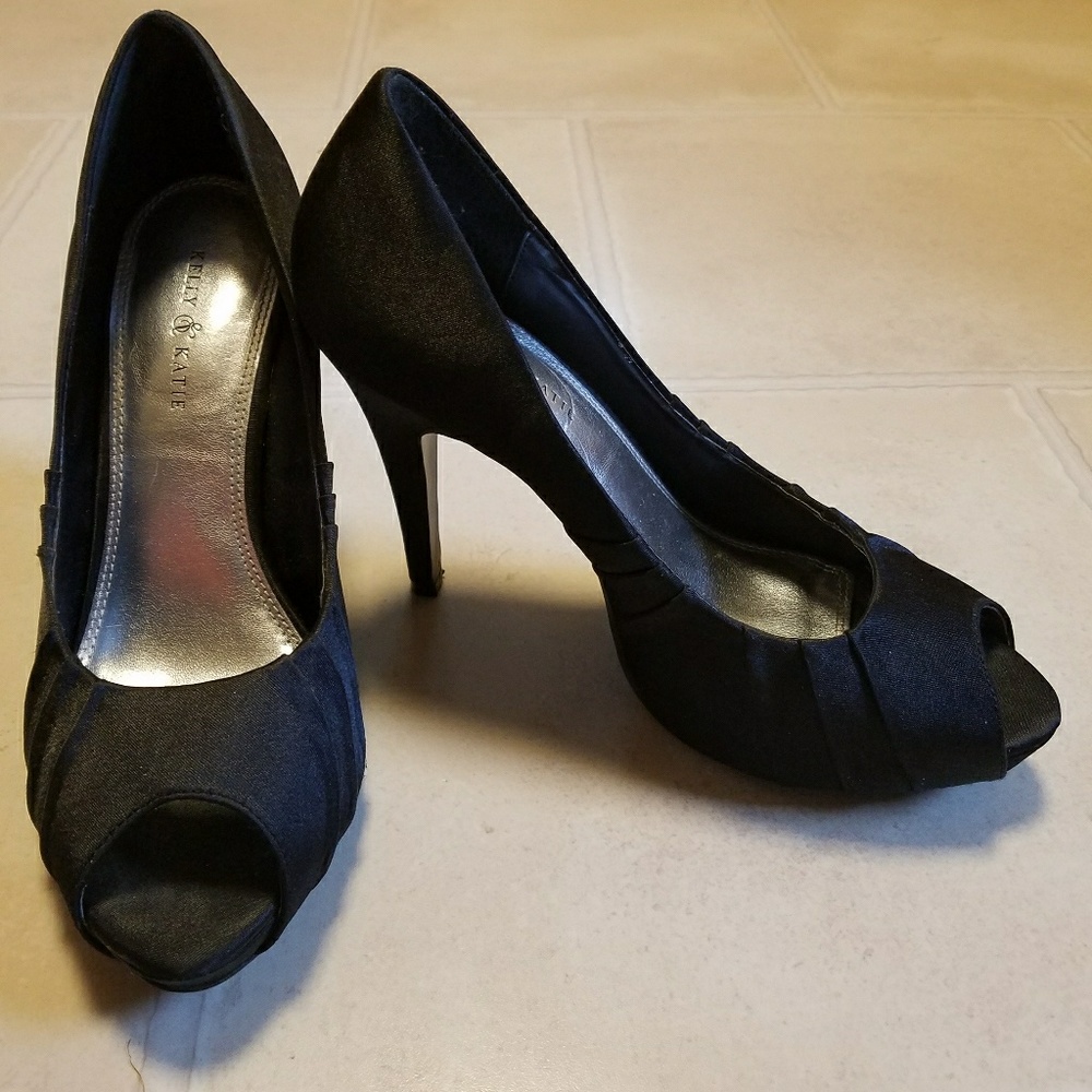 Peep toe pumps