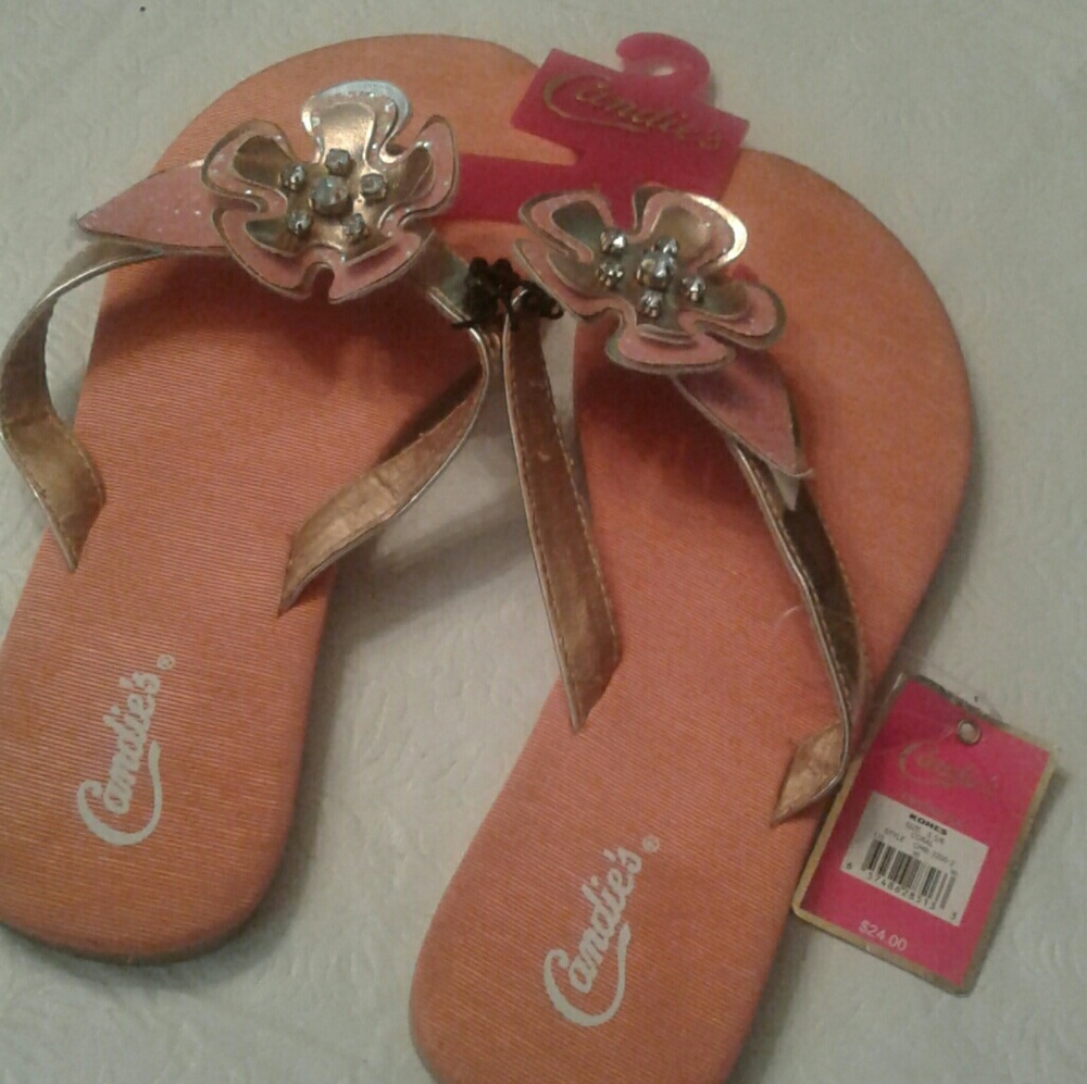 Candie"2 metallic flower flip flops NWT ON SALE