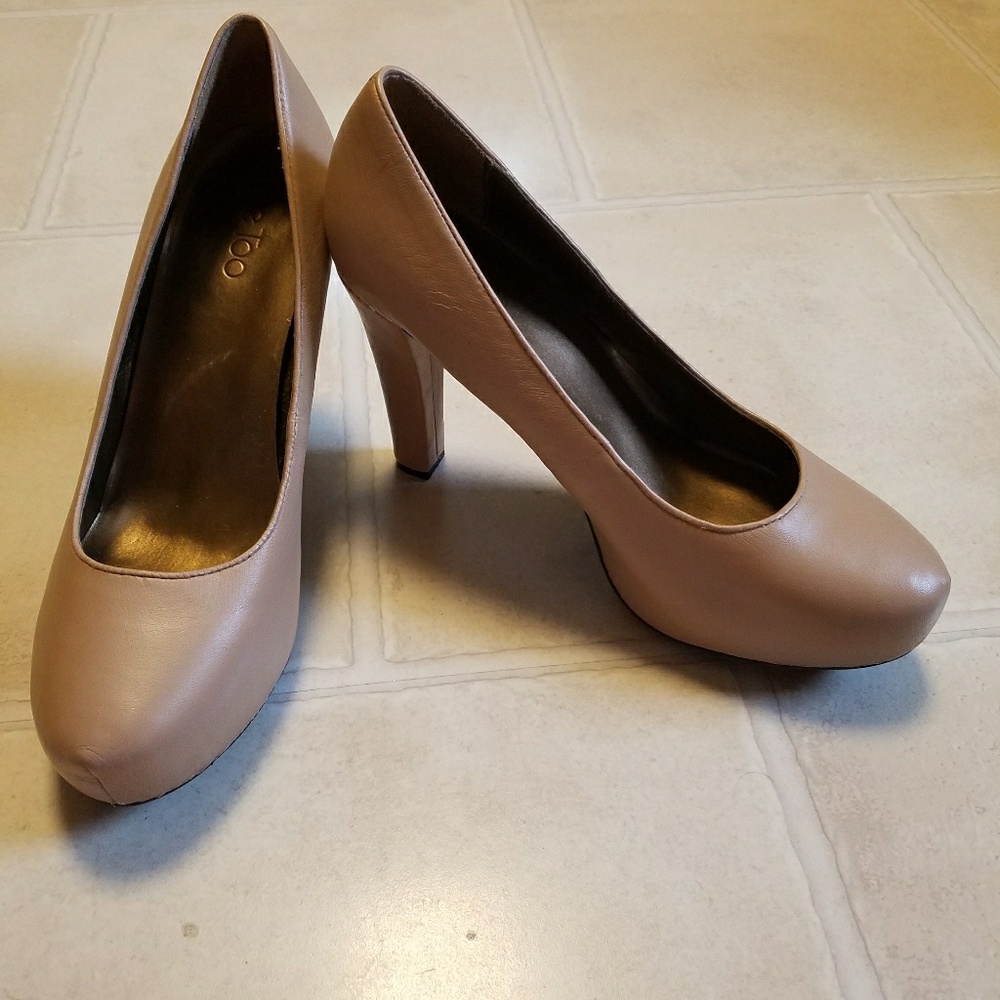 Nude pumps