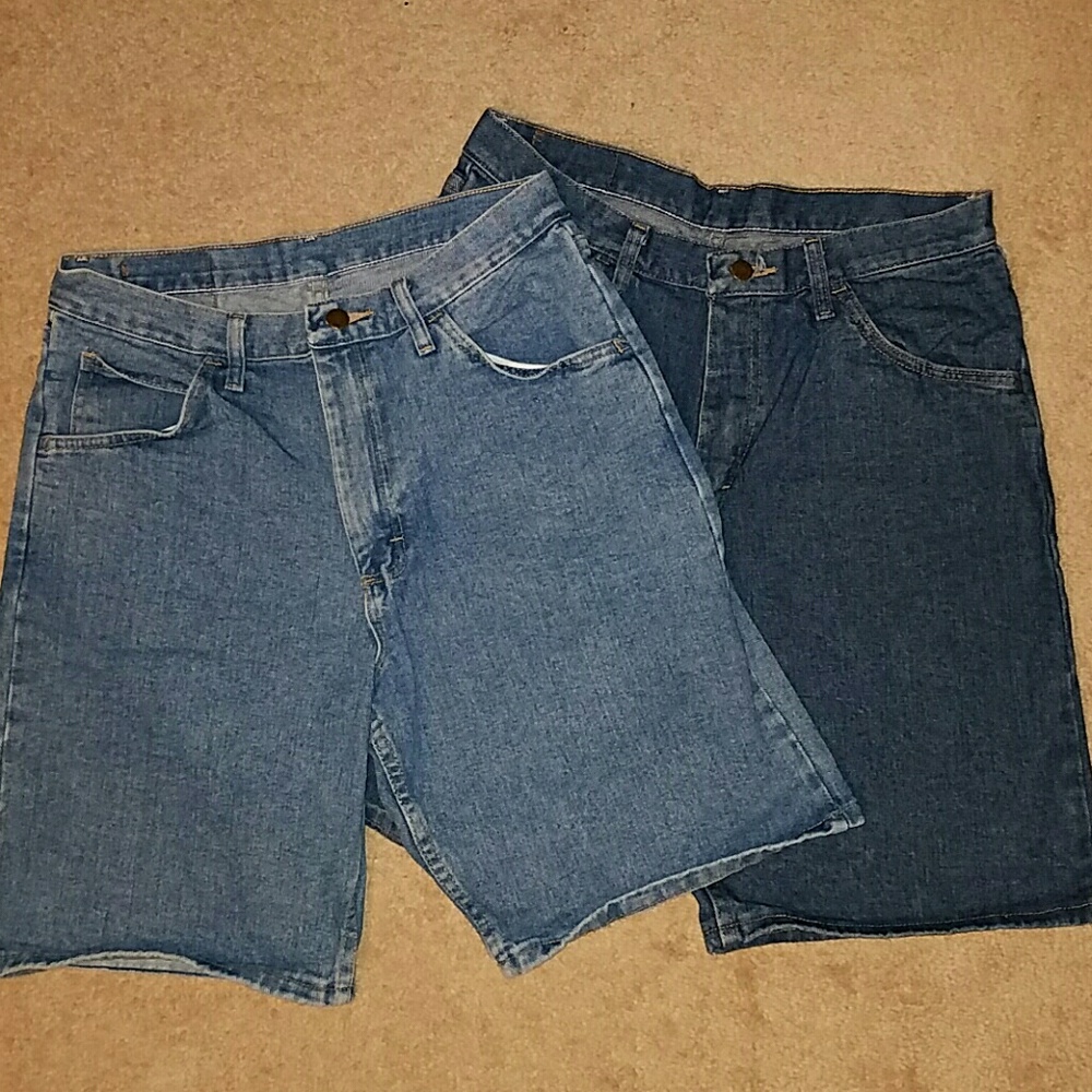2 Men's Wrangler Shorts