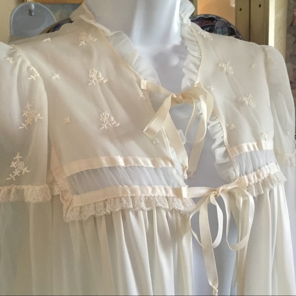 VINTAGE BLUE SWAN IVORY 195O'S NYLON PEGNOIR GOWN - Picture 7 of 8