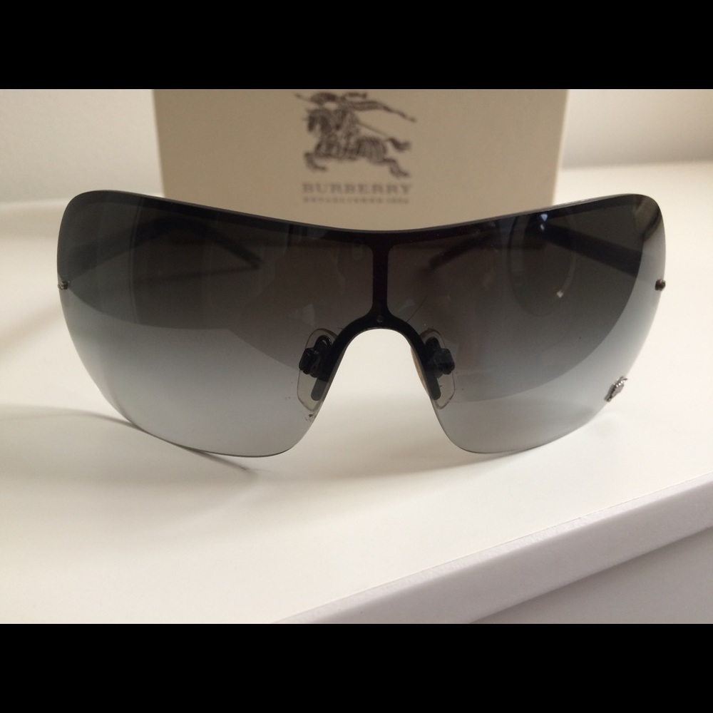 Burberry 😎model B3033 gray lenses , like new.