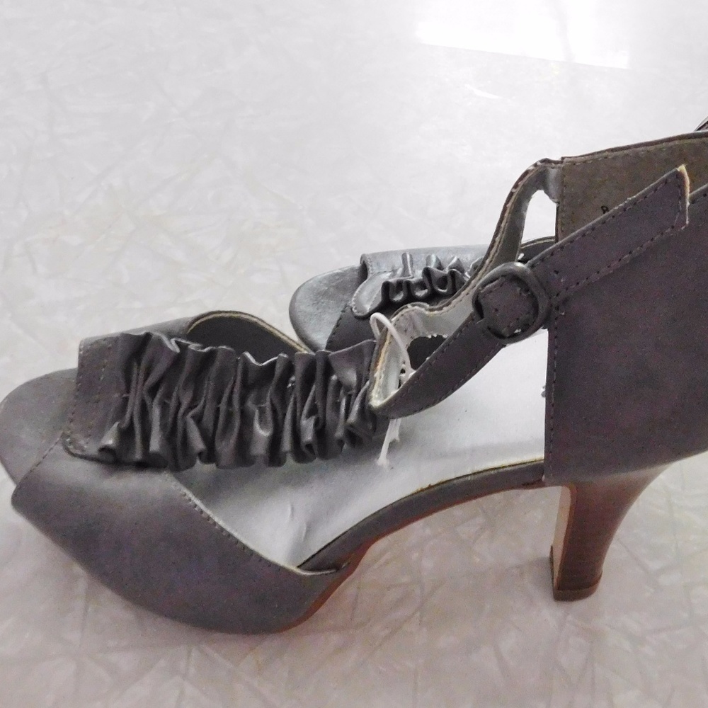 Xhilaration Grey Ruffled Sandal/Tabitha Size 8 NWT