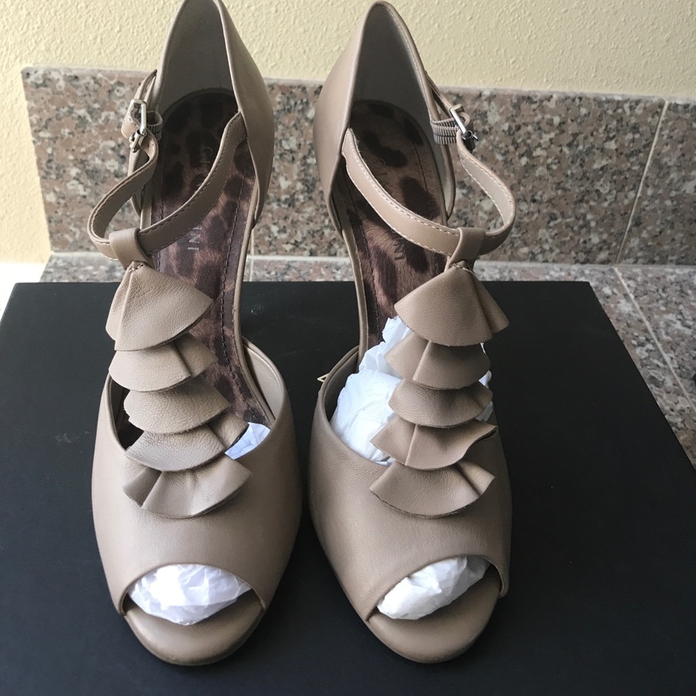 Gianni Bini taupe/brown heels