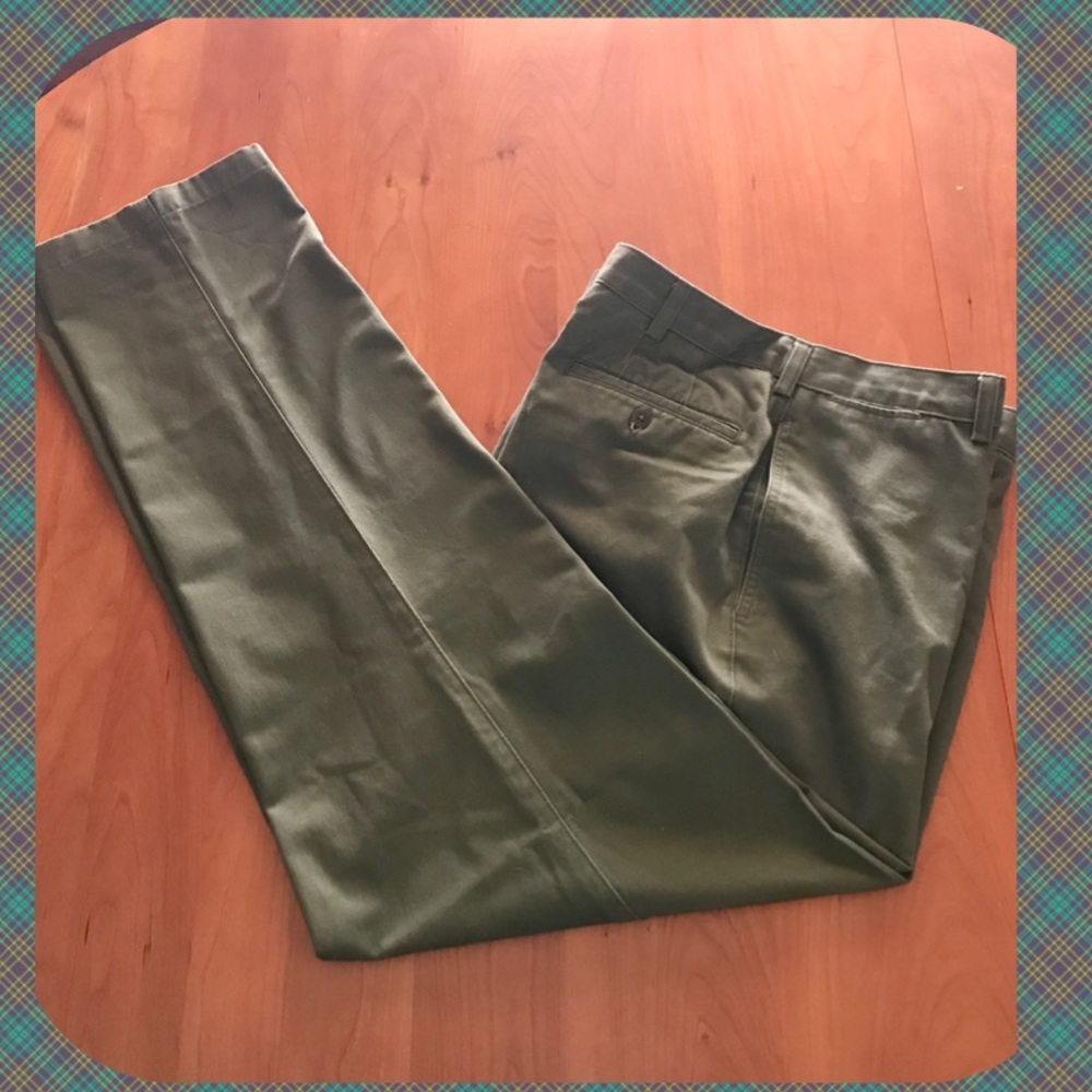 Men’s olive colored chinos. Excellent condition