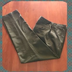 Men’s olive colored chinos. Excellent condition