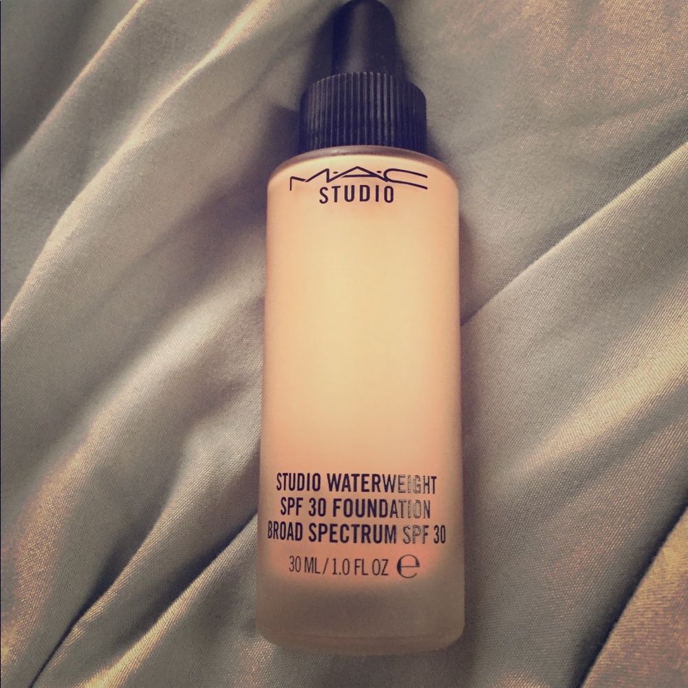 MAC Studio Waterweight Foundation NC25