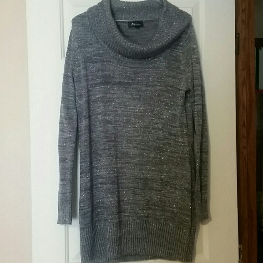 Grey tunic sweater with silver threading.
