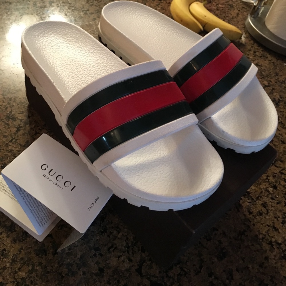 Gucci flip flops good shape 👌🏾