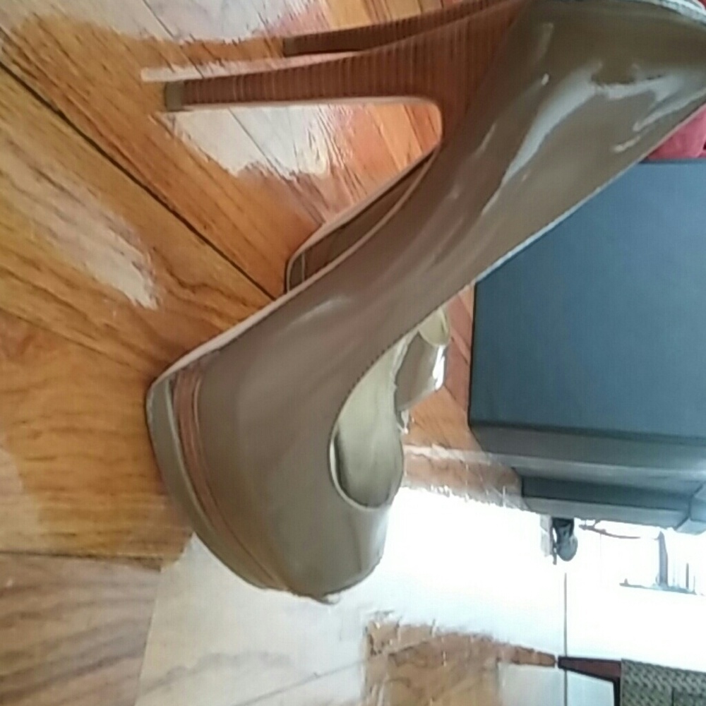 Beautifully crafted genuine patent leather pump!