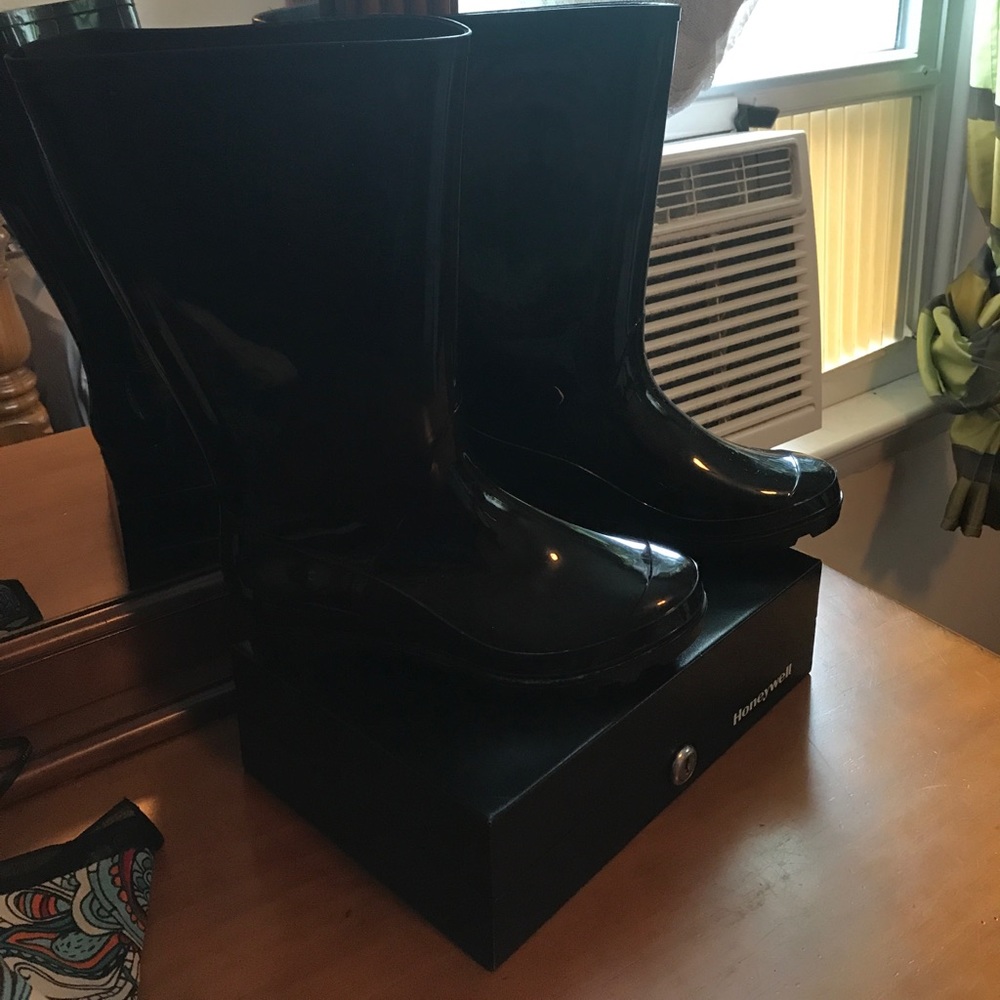 Women's calf high rain boots