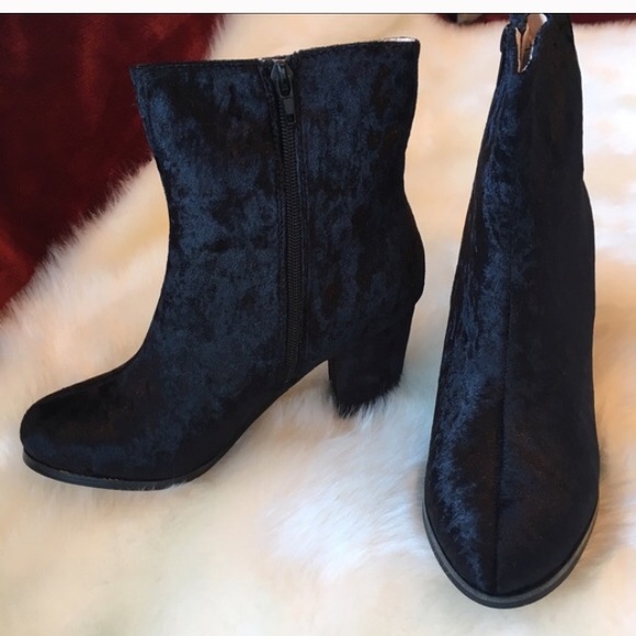 Shoes - 💋Black Crushed Velvet Ankle Boots Booties