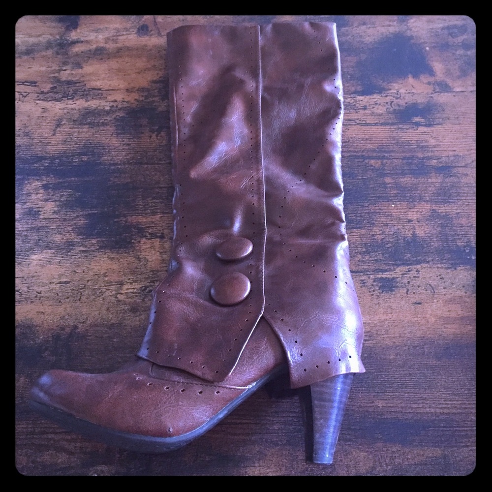 Knee high, heeled, brown boots!