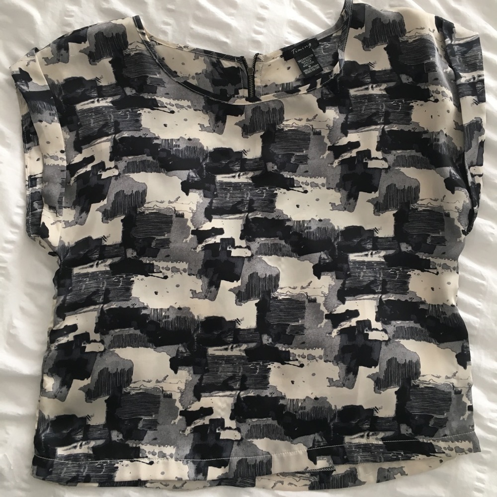 Blouse with zipper back