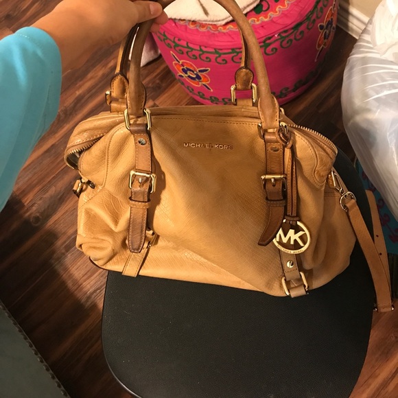 A Michael Kors purse - Picture 2 of 3