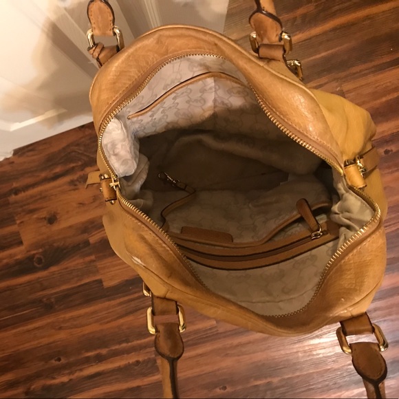 A Michael Kors purse - Picture 3 of 3