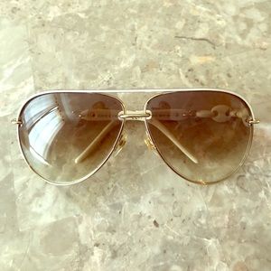 Woman's authentic Gucci Aviator sunglasses