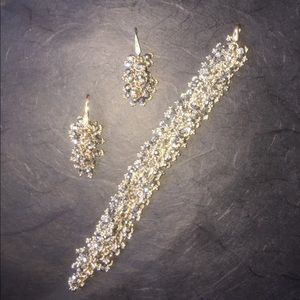 😮STUNNING silver bracelet and matching earrings💕