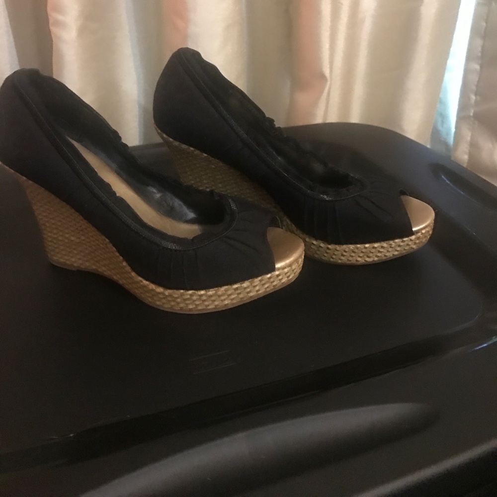 Wedged shoes