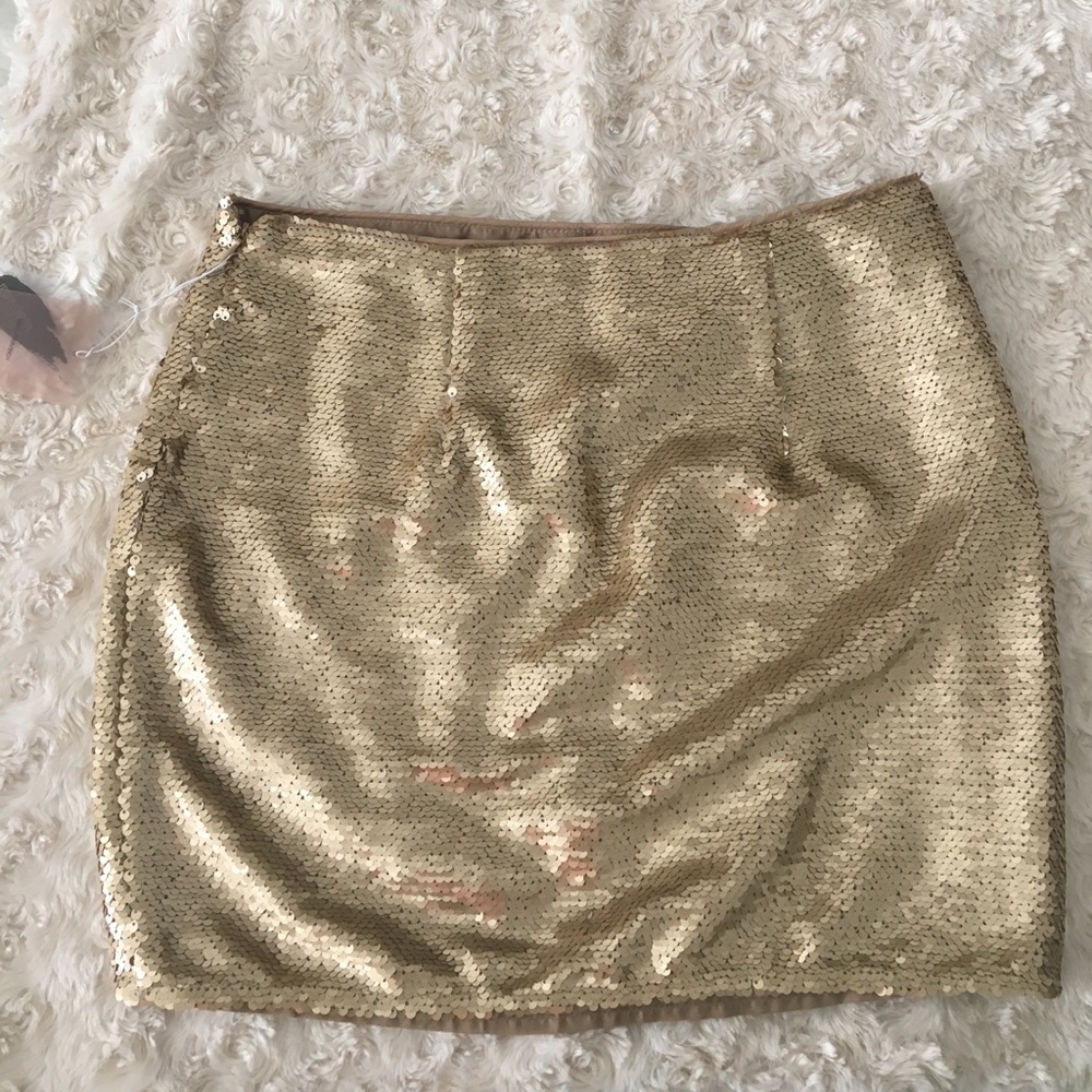 Forever21. Gold sequin mini skirt - Picture 2 of 4