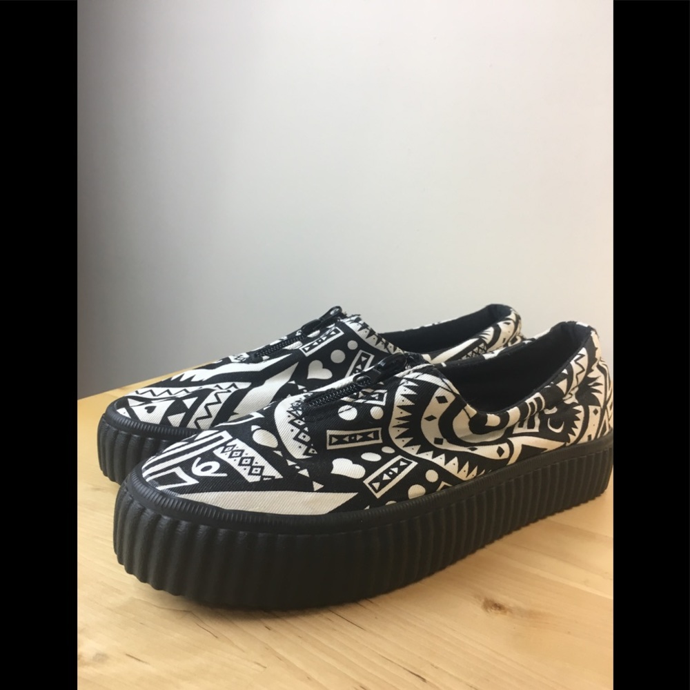 NWT Canvas Black and White Geometric Print Creeper