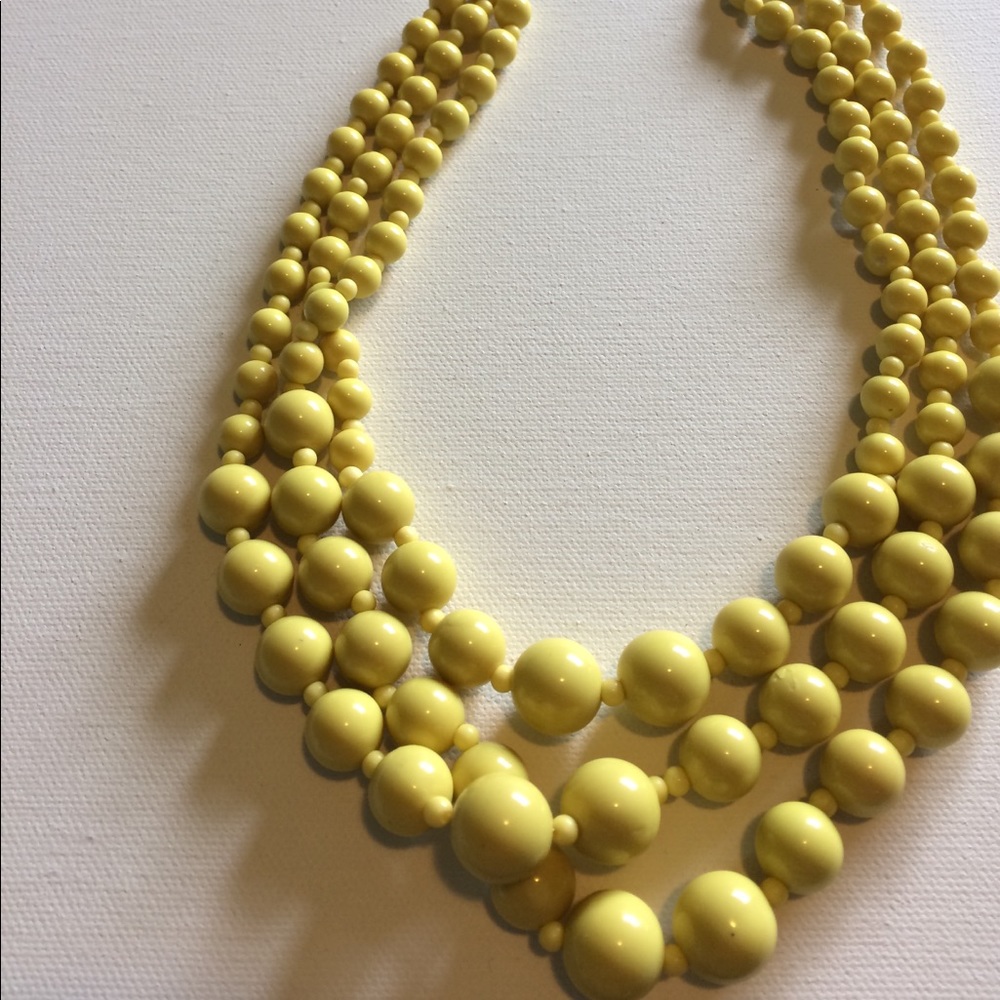 Vintage yellow beaded necklace