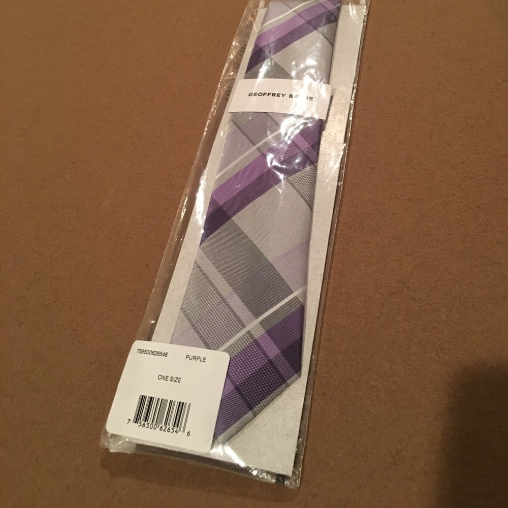 Geoffrey Beene necktie. And matching new socks. - Picture 3 of 7