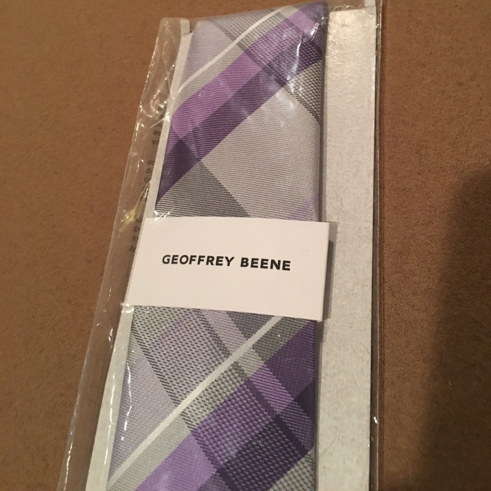 Geoffrey Beene necktie. And matching new socks. - Picture 4 of 7