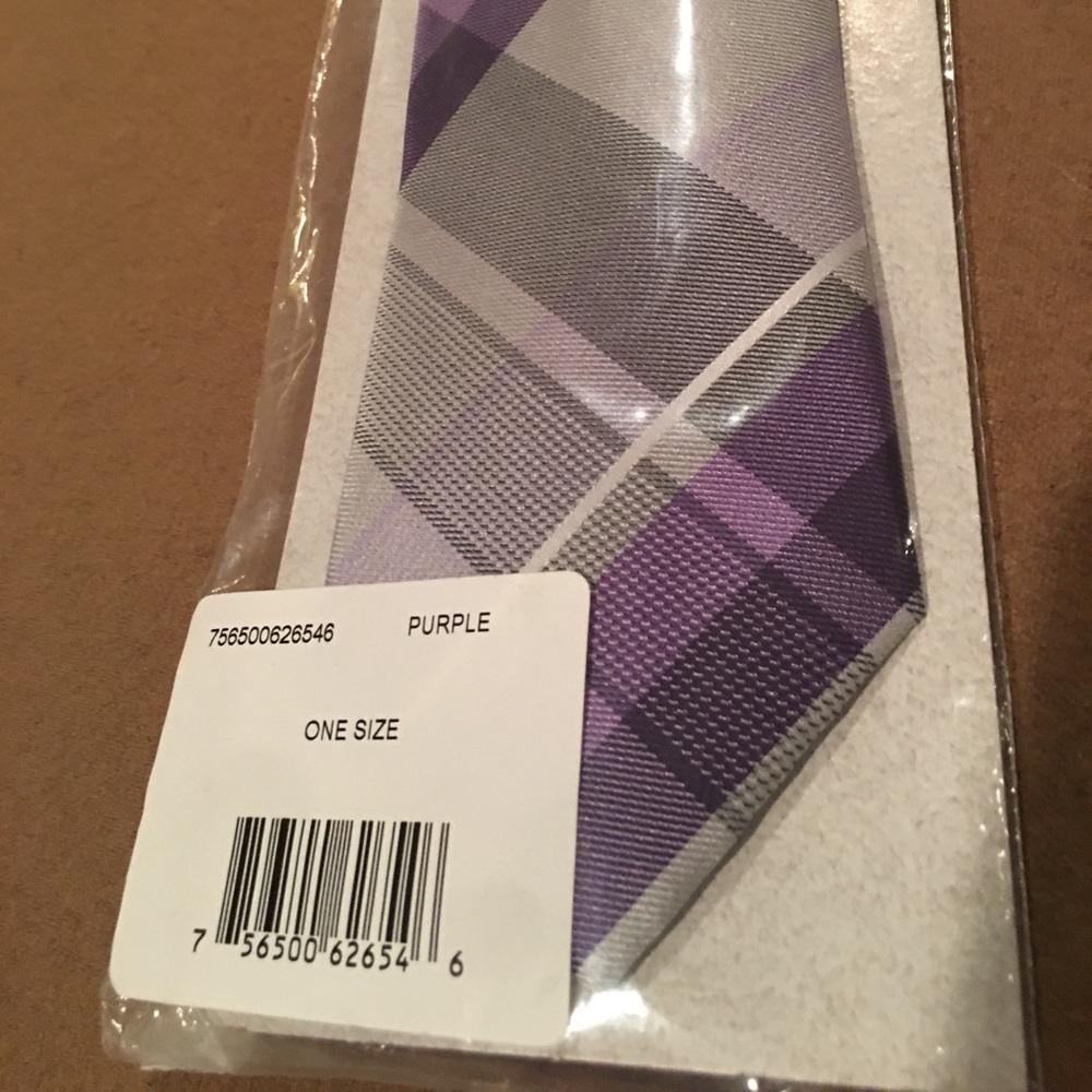 Geoffrey Beene necktie. And matching new socks. - Picture 5 of 7