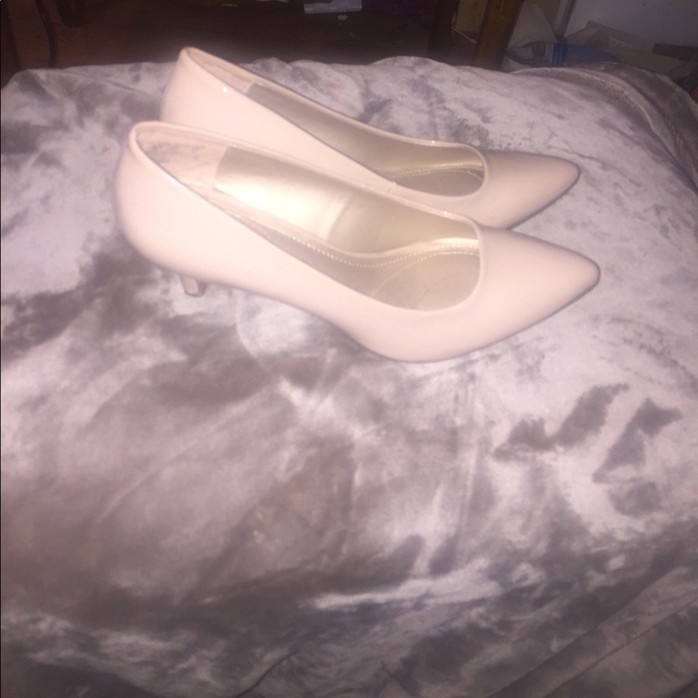 Size 6 1/2 low pumps