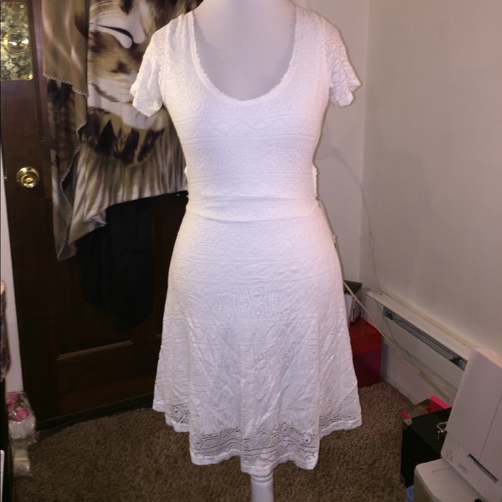 🆑FINAL PRICE‼️ White lace dress with open back and short sleeves