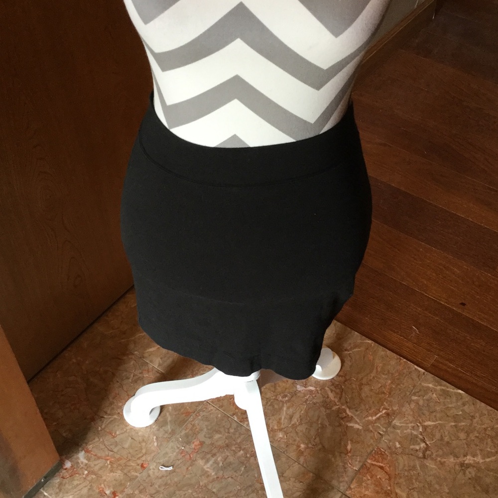 Moda International body con skirt size small