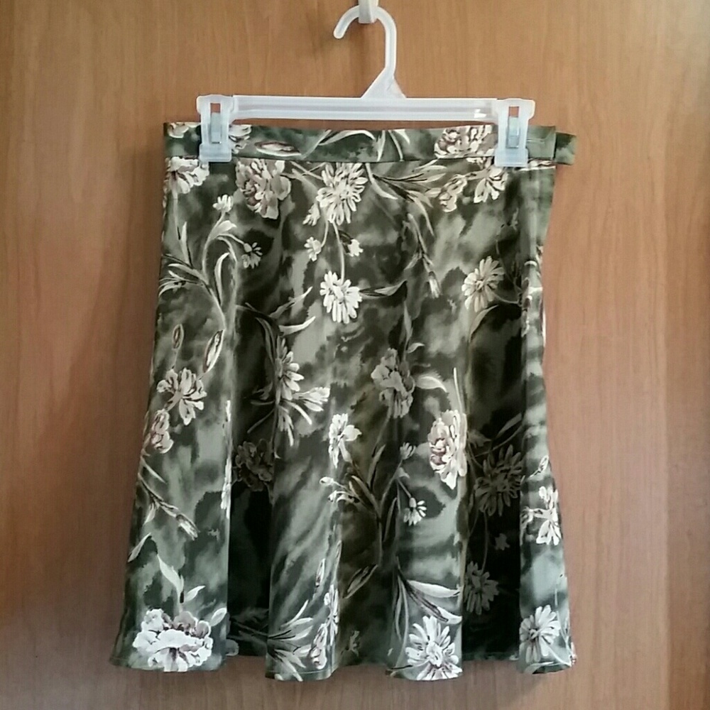 Green Daisy Print Floral Skirt