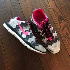 Nike tennis shoes with pink detailing