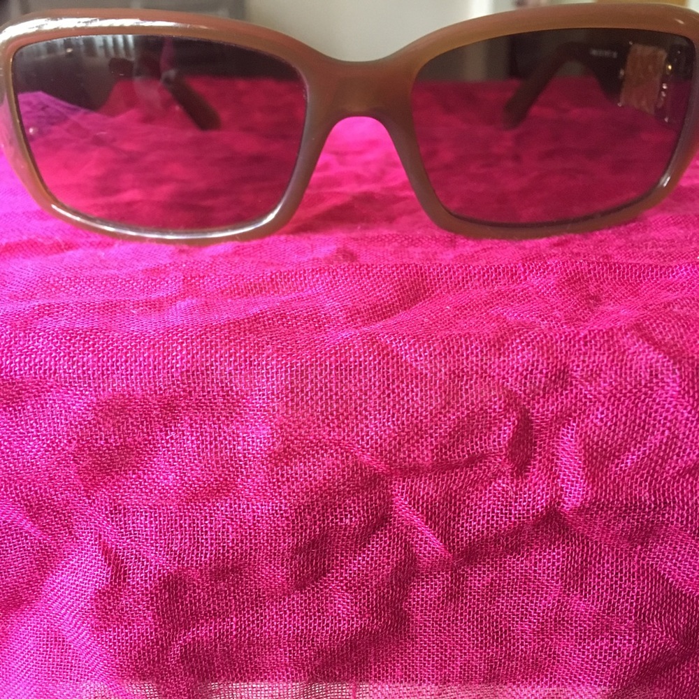 Authentic Fendi sunglasses. Gorgeous and timeless!