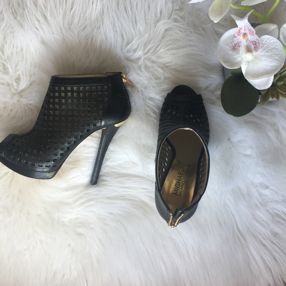 👠 MK Heels with a minor distress.