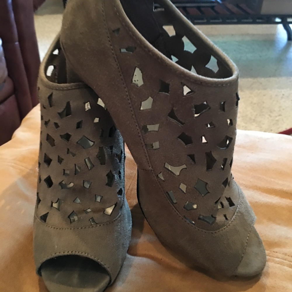 Sexy Open Toe, zipper back taupe suede you'll luv