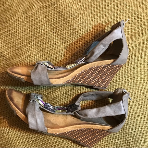 ✔️Tu Cute Street Feet By Trico Dazzled Sandals - Picture 1 of 5