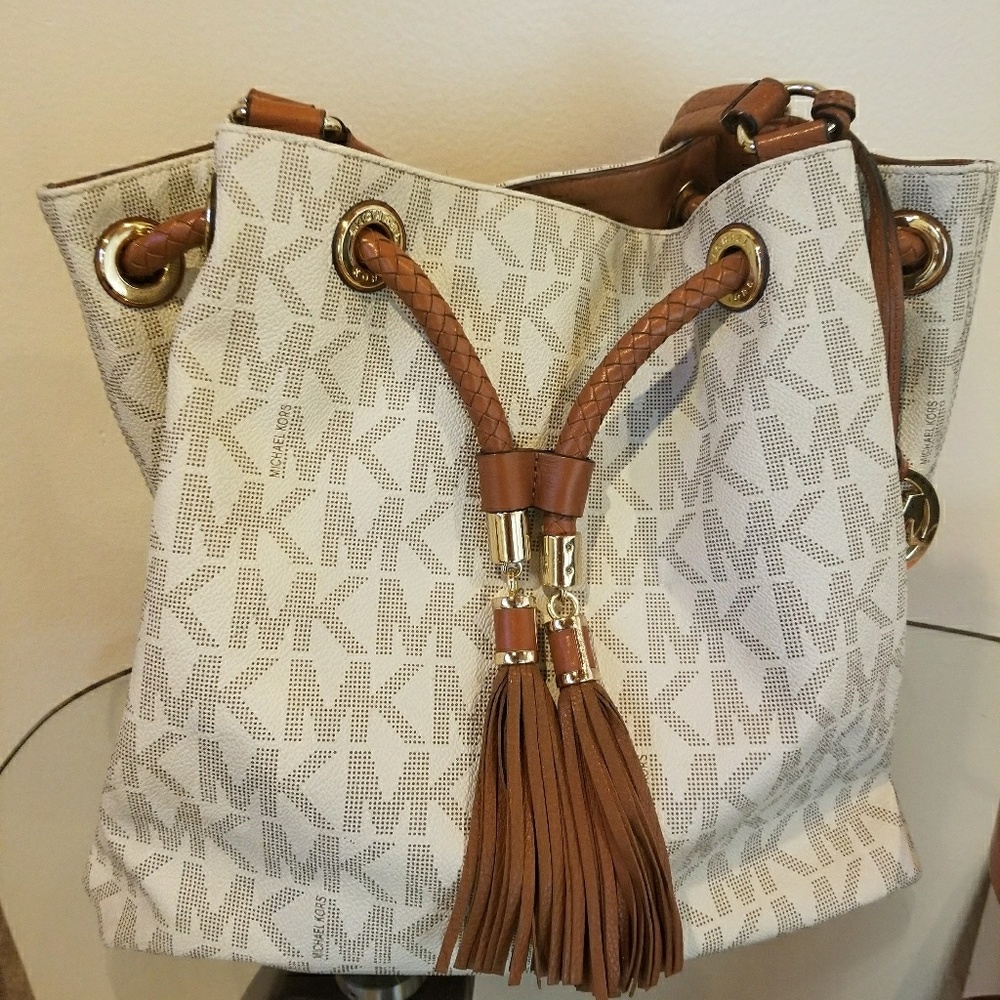 Michael Kors bag 🚚 moving sale, make an offer 🚚