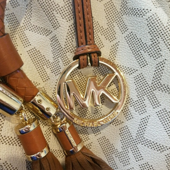 Michael Kors bag 🚚 moving sale, make an offer 🚚 - Picture 2 of 6