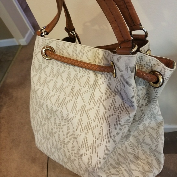 Michael Kors bag 🚚 moving sale, make an offer 🚚 - Picture 3 of 6