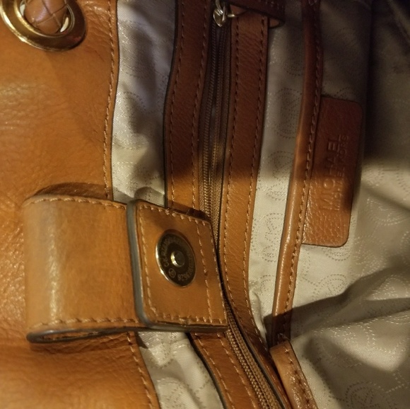 Michael Kors bag 🚚 moving sale, make an offer 🚚 - Picture 4 of 6