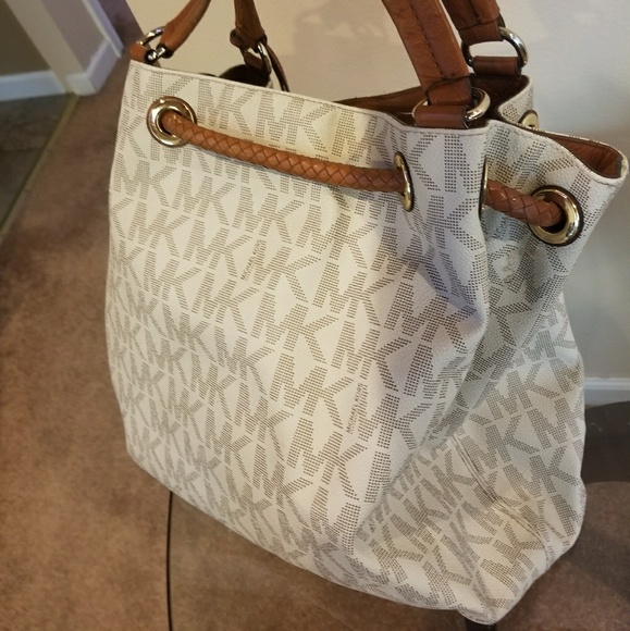 Michael Kors bag 🚚 moving sale, make an offer 🚚 - Picture 5 of 6